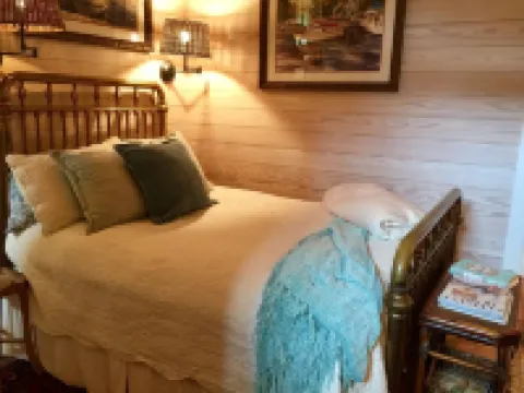 Cozy bungalow charm!