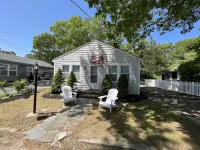 Walk to the Beach! Two bedroom cottage in Swifts Beach community. Hotels near Shell Point Beach