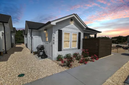 King & Bunk Beds, Beach Parking Pass, & Pets Stay Free