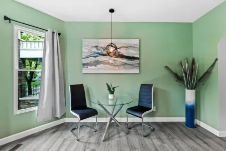 Beautiful fully remodeled 1 bd apt w King size bd