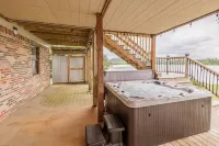 The All Seasons Resort: Pool, Hot Tub,  & Private Dock