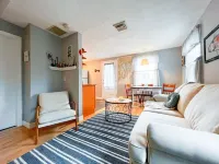 Charlestown Beach Cottage, 2BR, Screened porch, 3 min drive to Beach!