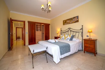 Spectacular villa with pool and private tennis court150 meters from the sea Primer Grup Dels Mariners 주변 호텔