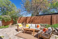 Dream LOCATION - GORGEOUS Adobe - Walk to Everything - Fireplace - King + Queen