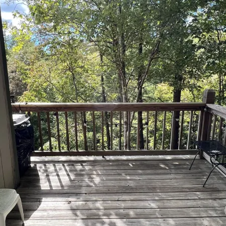 Less than 5 Minutes from downtown Helen. Beautiful Views of Mt. Yonah!