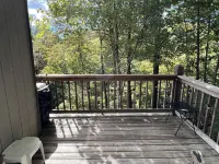 Less than 5 Minutes from downtown Helen. Beautiful Views of Mt. Yonah!