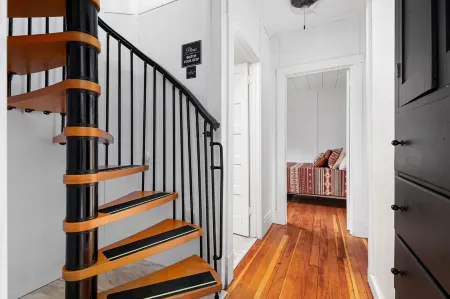 Beautiful Modern/Rustic Cottage in the heart of Lead!!!