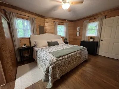 Franklin North Carolina Cozy Cabin on Little Tennessee River. Hotels near Rose Creek Mine