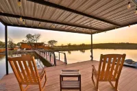 The Belle Plain Caboose is a  private romatic stay with great fishing! Hotels in Callahan County