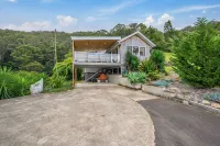 Tranquil Treetop Haven: 3 Bedroom Home with Stunning Views Hotels in Korora