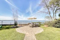 Charming 3-bedroom lakefront house with large yard and sandy beach Hotels in Colchester