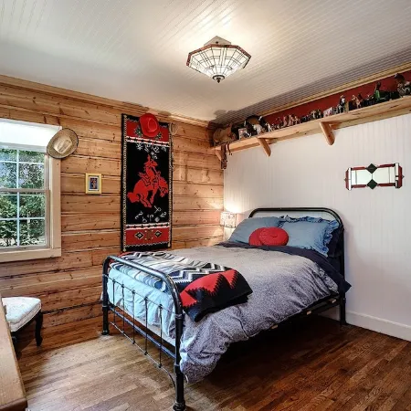 Small log home in the heart of Little Italy