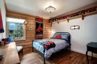 Small log home in the heart of Little Italy