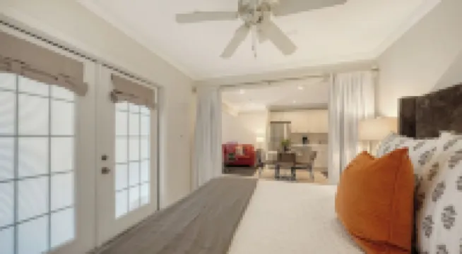 Steps to Siesta Beach / Chic Studio / Pool & Patio