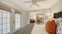 Charming Hibiscus Suite-spacious- only 60 steps to Siesta Key Public Beach