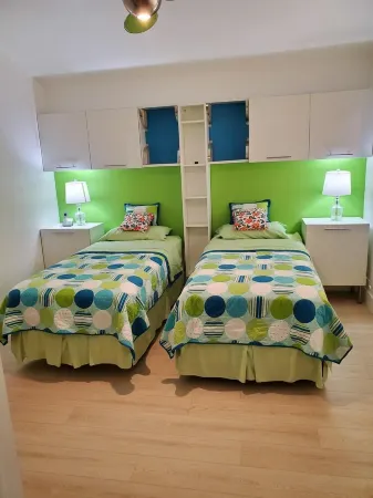 Luxurious fully Furnished Condominium in a gated Golf community Отели рядом с достопримечательностью «Десерт Спрингс Голф Клаб»