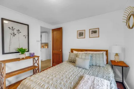 The Daydreamer - Walk To Walnut Beach, Restaurant + Shops