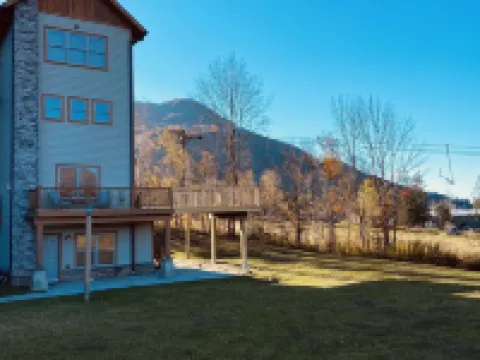 Apres Ski Luxury SKI-IN/OUT HUNTER MOUNTAIN Slopeside STEPS to Ski School Lodge 亨特酒店