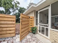 Downtown Villa-Fully equipped! Short drive Beaches, Short Walk to Payne Park.