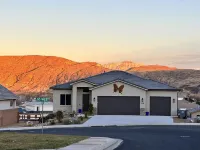 Amazing VIEWS, NEW quiet home, bonus Fitness Room!