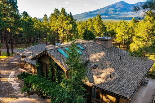 Flagstaff Retreat w/Mountain Views: Fire Pit, Hot tub, Fireplace, Near Snowbowl