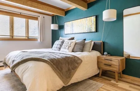 "Le Chalet Après" - Stylish Alpen Townhome - Walk to Express Bus