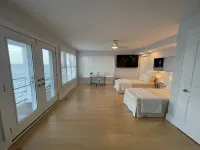 Luxurious, Direct Waterfront Home with Private Beach - Gym