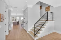 Luxury Massive Townhome, Pool, Elevator, Amenities