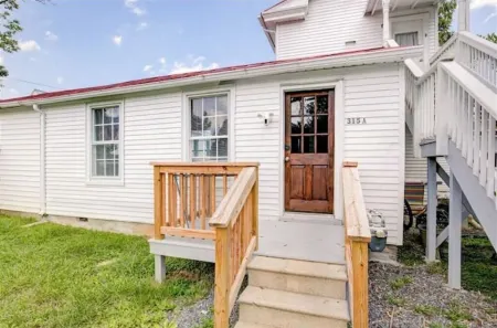 2 Br Retreat in the Heart of Historic Gordonsville -Walkable to Many Attractions