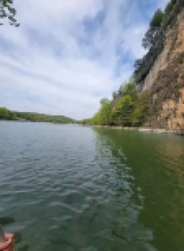 Castle Cliff Cabin - Home on the water- walking distance to Ha Ha Tonka 沃倫酒店