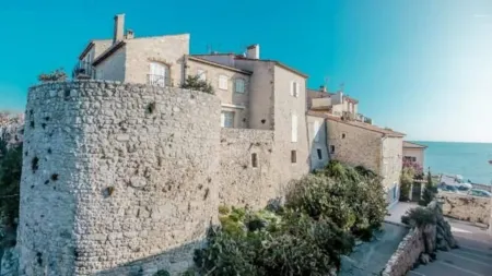 Apartment in the heart of old Antibes Отели рядом с достопримечательностью «Пляж де ла Гаруп»