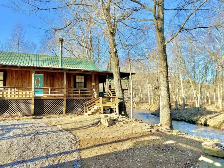 Creekside accommodations near Mt. View - Pet Friendly and a kids paradise