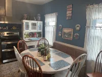 🌻Perfect Location! Walk to Caverns-Fire Pit, ScreenPorch, Patio, Deck & HOT TUB!