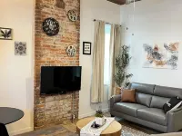Chic & Cozy Downtown Apartment, Walk to Downtown, Restaurants, the Lake Hotels in Oswego