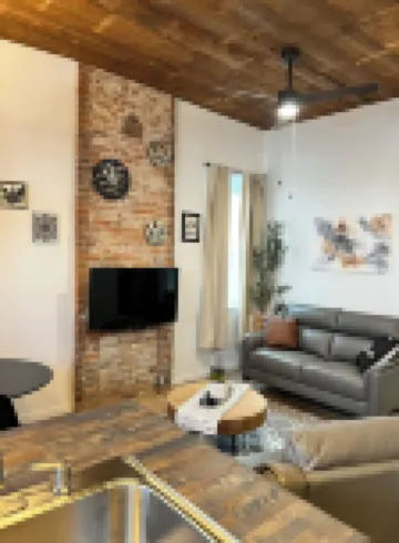 Chic & Cozy Downtown Apartment, Walk to Downtown, Restaurants, the Lake