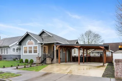 The Modern Manor. A two bedroom, with loft, located in the heart of Puyallup. Hotels near Safeway