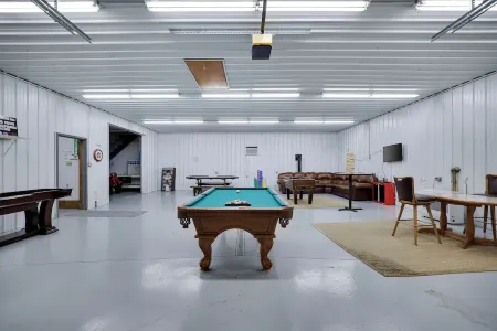 Private Pool,Arcade& HotTub - Heart of Poconos Отели рядом с достопримечательностью «Поконо Гарденс»