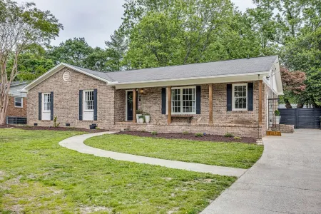 Moss Oak Modern Retreat - completely renovated modern home in Greenville area