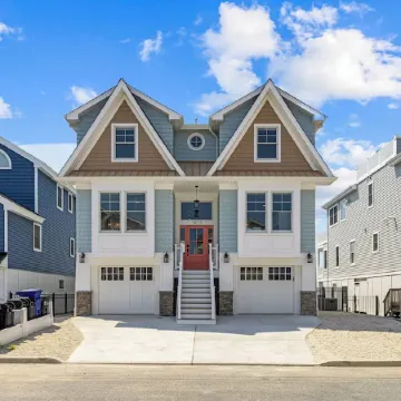 Spacious Bayfront Home with Pool