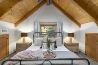 Private 5-Acre Cabin Retreat – Woods, Wildlife & Starry Skies
