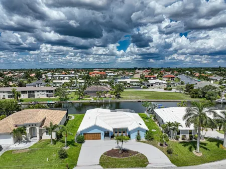 Beautiful Punta Gorda Isles Canal Front Home Отели в г. Пунта-Горда