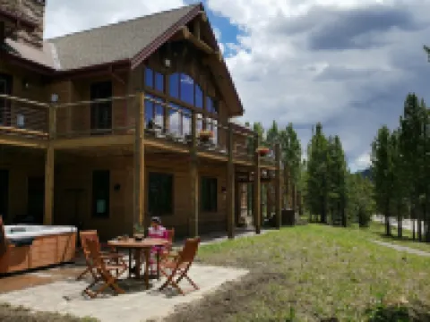 Casa Big Sky - Two Bed Apt in Large Private Home on Groomed Ski Trail
