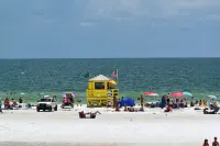 Elegant 2 Br + Den / Heated Pool / Steps to Siesta Beach - ติดทะเล