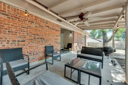 Peaceful 4 Bedroom - Sleeps 12 - Hospital District