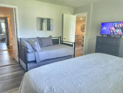 Pools, Hot Tub, Sauna, Gorgeous, 3 min to Strip!