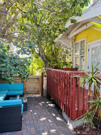 Beachside Historic Cottage Apartment – Steps to Sand