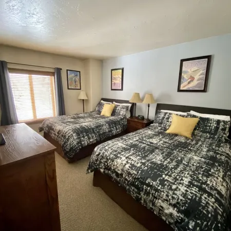 Best Location Main St Town Lift Sleeps 6-8 Heated Pool & Hot Tub Free Parking