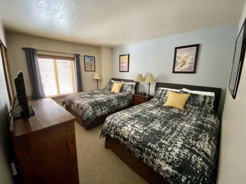 Best Location Main St Town Lift Sleeps 6-8 Heated Pool & Hot Tub Free Parking