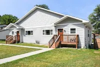 Spacious 6 Bedroom less than 10 min walk to Downtown WI Dells! Sleeps 20+! Hotels near Aunt Jennys Got It All