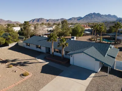 Spacious Desert Getaway! 5BR w/ Casita, Endless Yard/Patio, EV, Pool, Game Room Hotels in der Nähe von Nevada State College